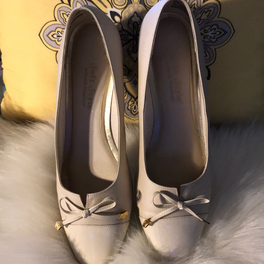 Hush Puppies cream colored dress shoes